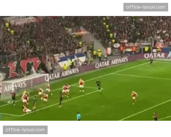 勒沃库森缺乏中场屏障保护后卫线，阿森纳利用转换进攻直插肋部空当